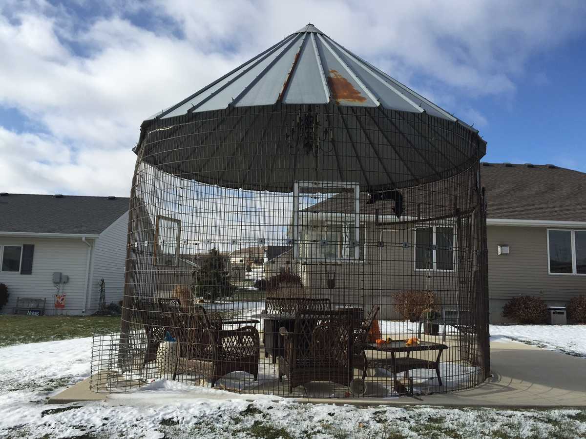 Some upset by backyard corn crib turned gazebo