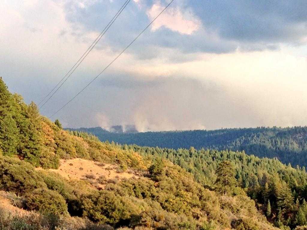 Dramatic photos take you to fire lines in Pollock Pines