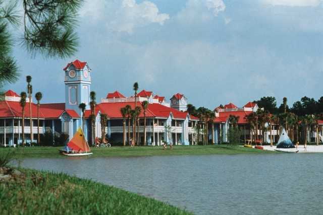 best places to stay close to disney world for two families