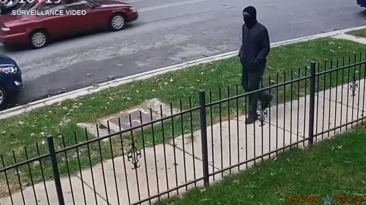 Police hunt masked killer behind seemingly random Chicago slayings