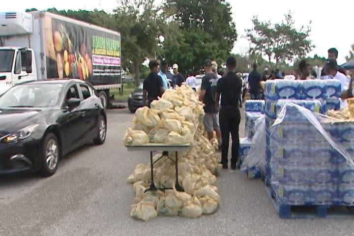 Volunteers load healthy food for families in Gaines Park - WPBF West Palm Beach