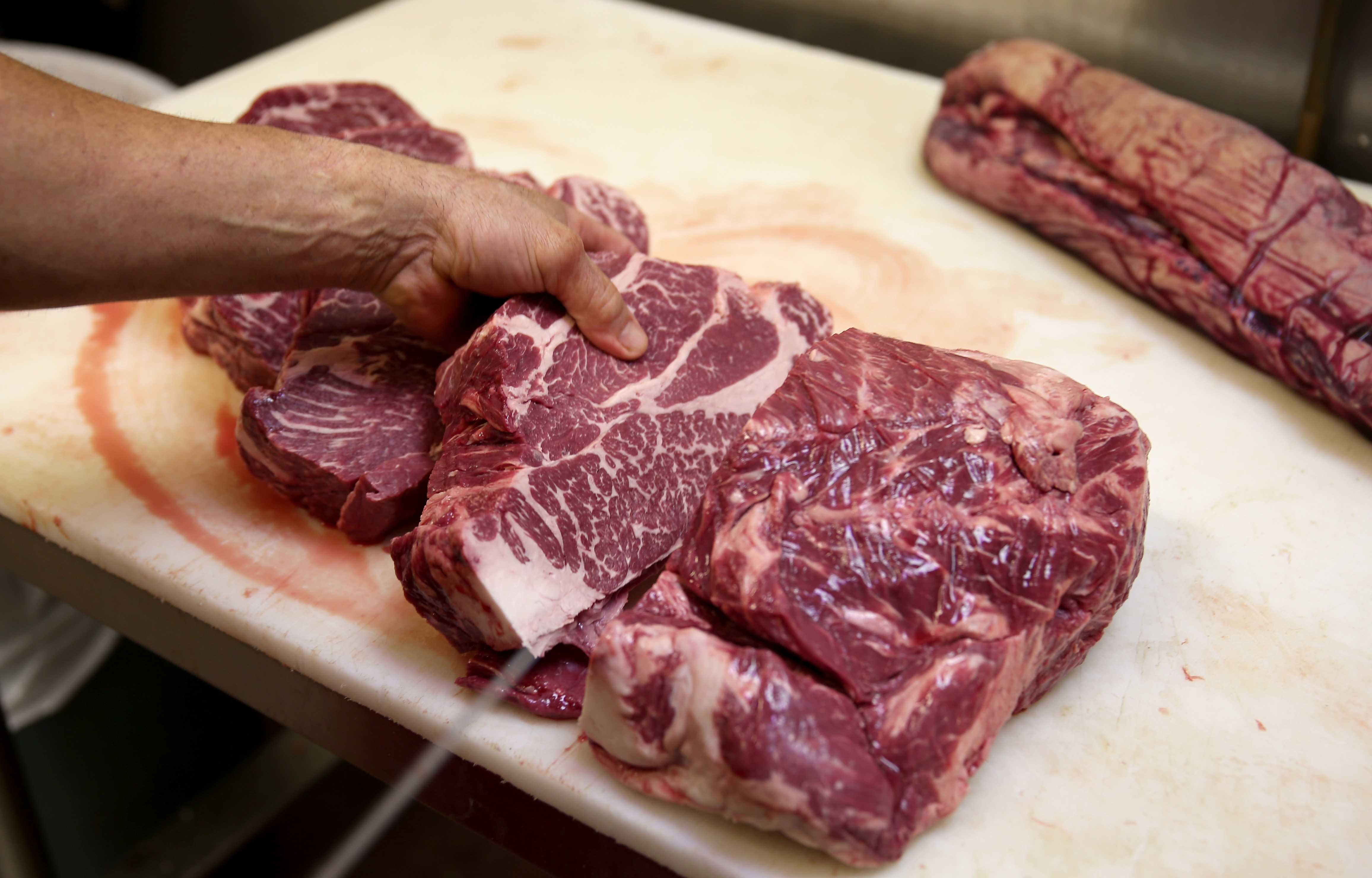 Meat video. Зараженное мясо говядины. Кусок человеческого мяса.
