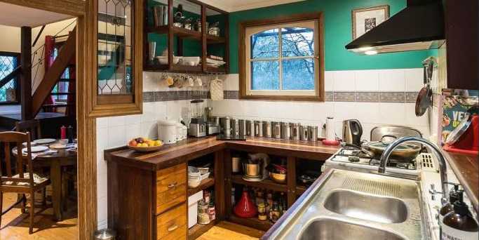 This real estate photo went viral after an unexpected photobomb