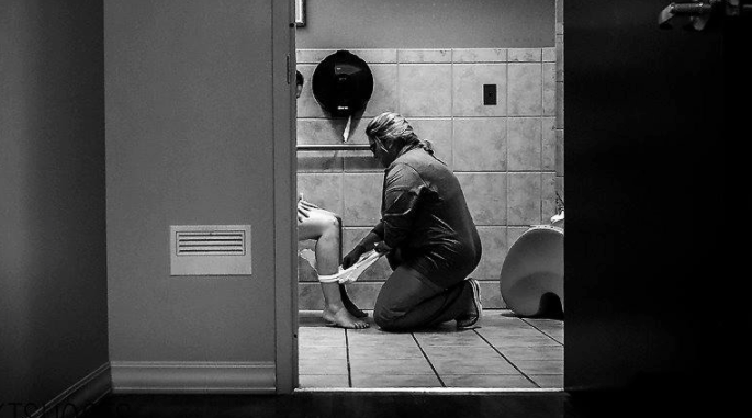 Incredible photo of a nurse caring for woman post-birth goes viral