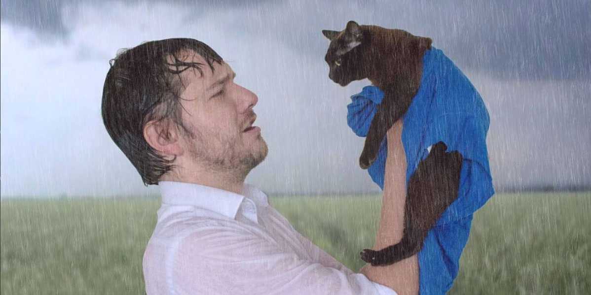 This man and his cats recreate scenes from famous movies