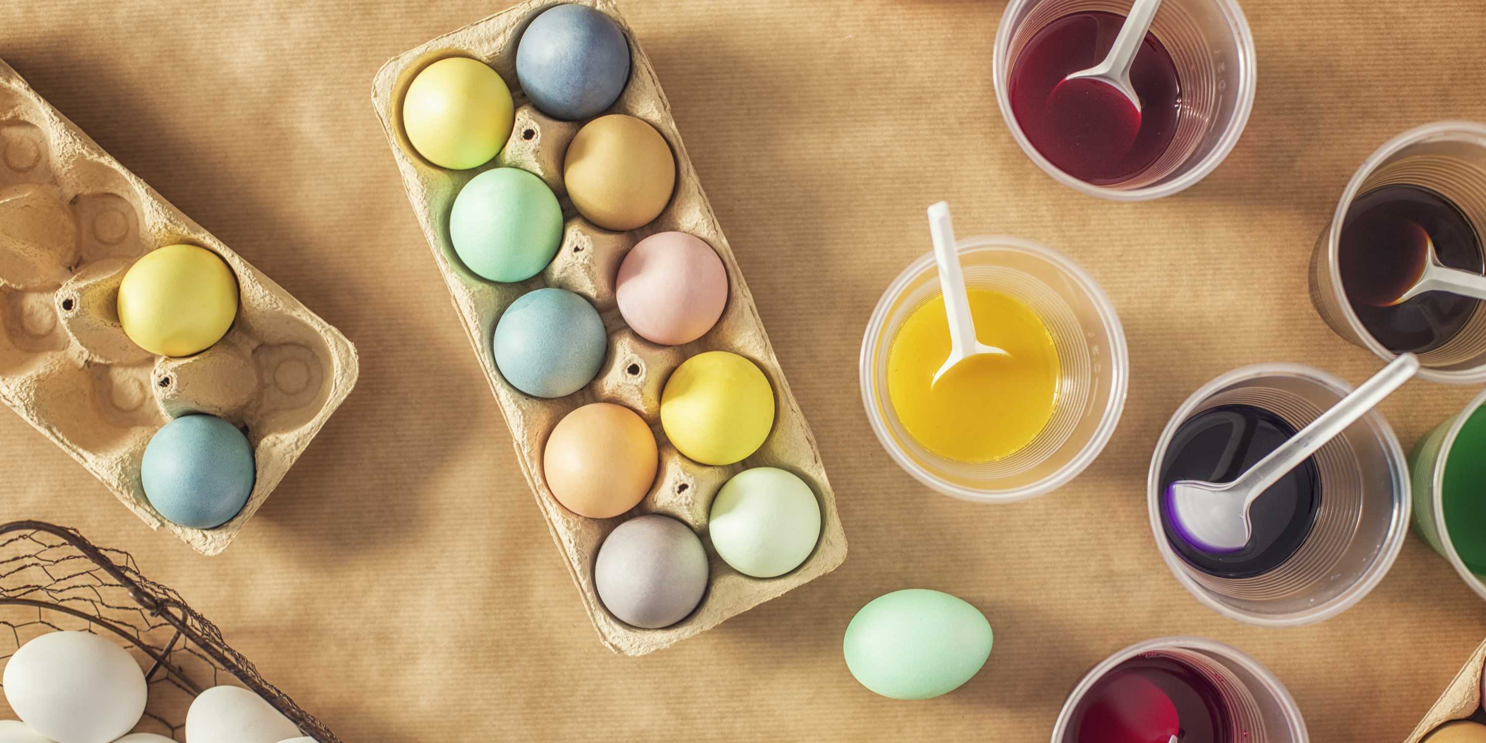 Можно красить яйца красками. Краска для яиц. Натуральные краски для яиц. Краски для окрашивания яиц. Окрашивание яиц пищевыми красителями.