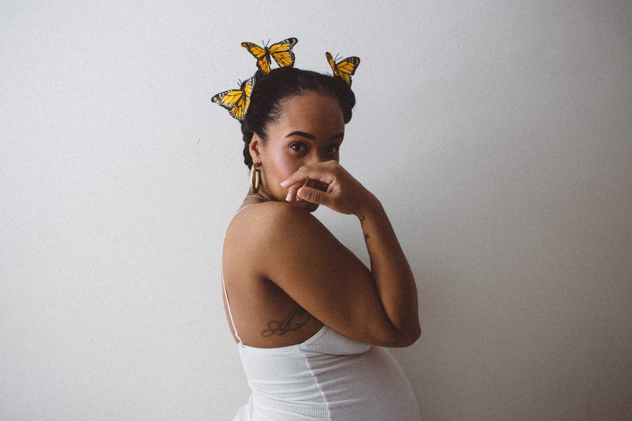 Little girl directs her mother’s maternity shoot with beautiful results