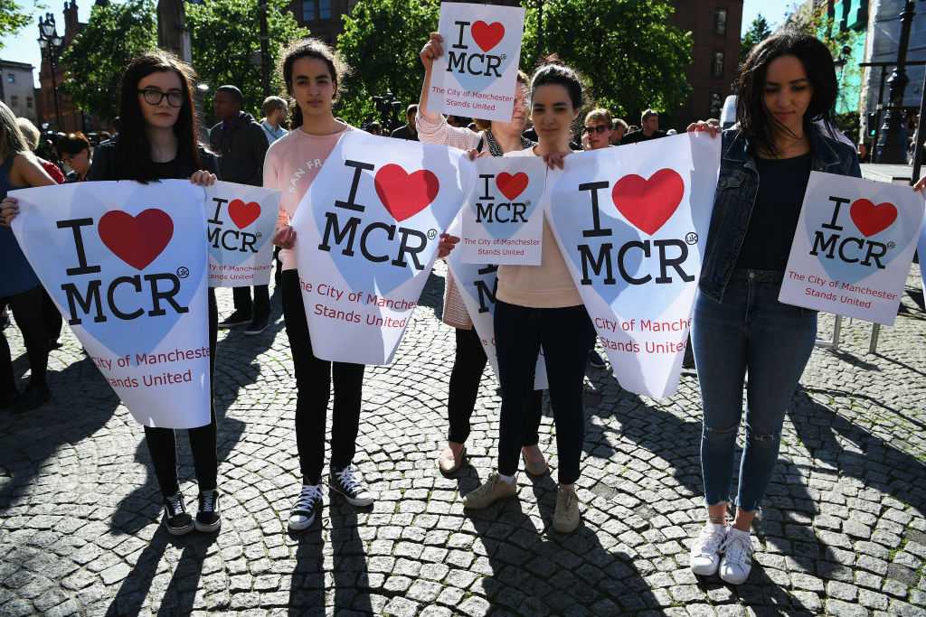 14 moving pictures from the Manchester vigil