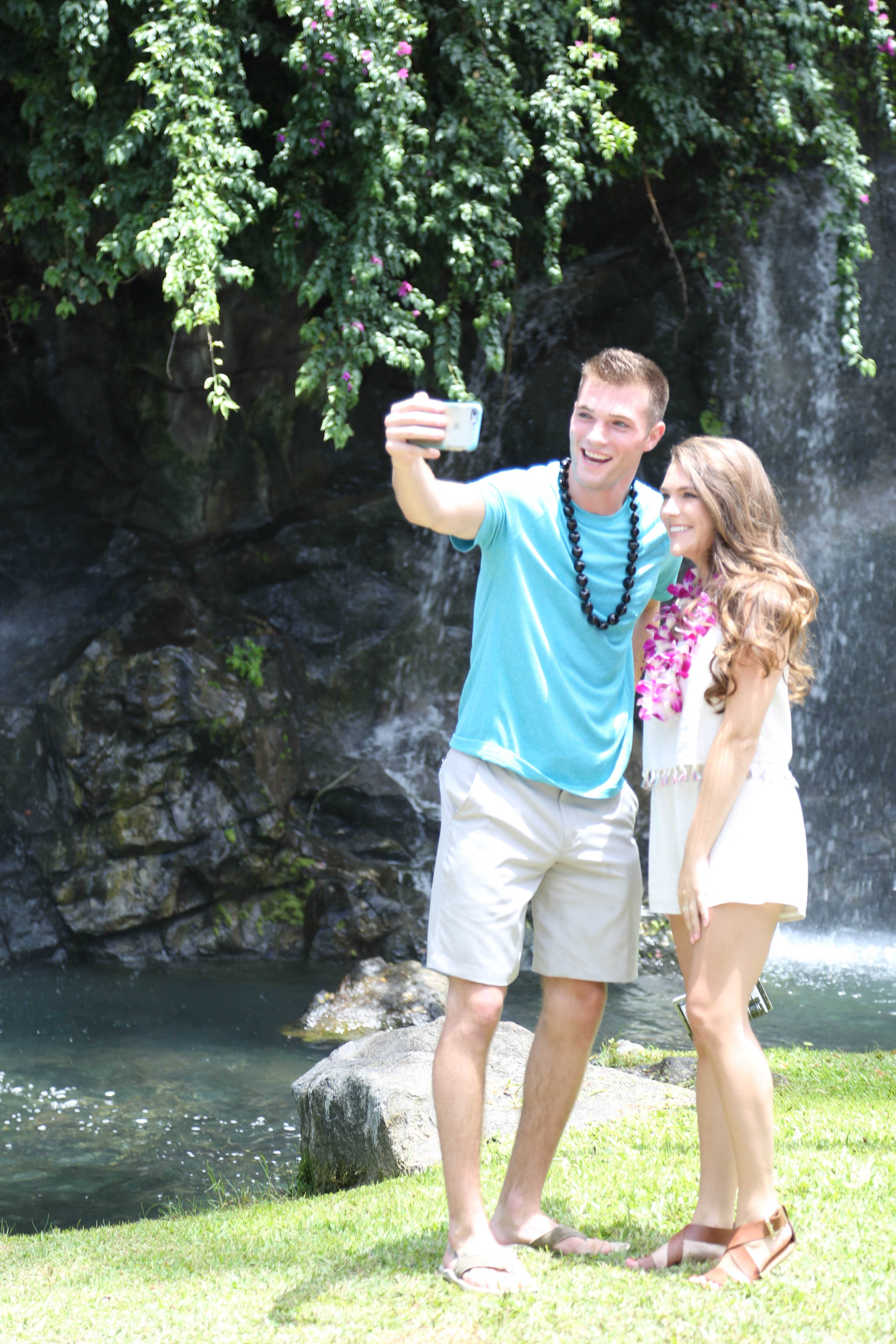 The viral Tinder couple went on their first date, and here’s how it went
