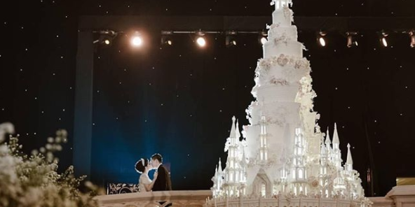 This 16-foot-tall wedding cake took one month and 15 people to make