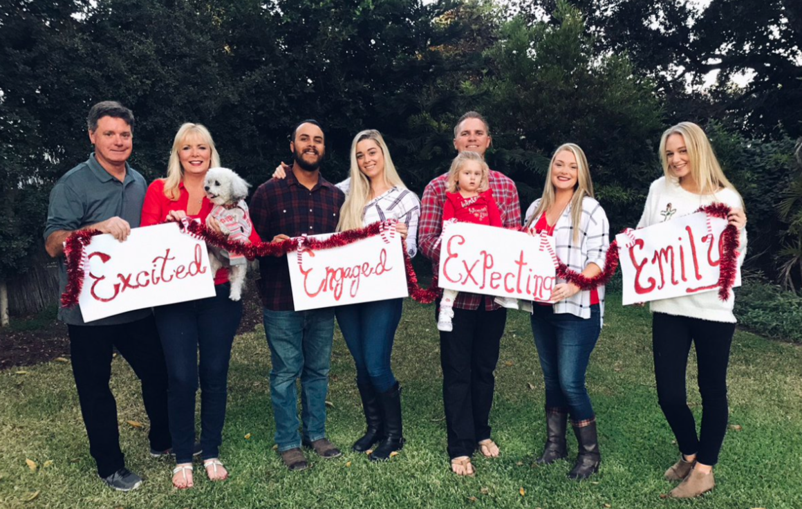 Family's Christmas card perfectly sums up what it's like to be single during the holidays
