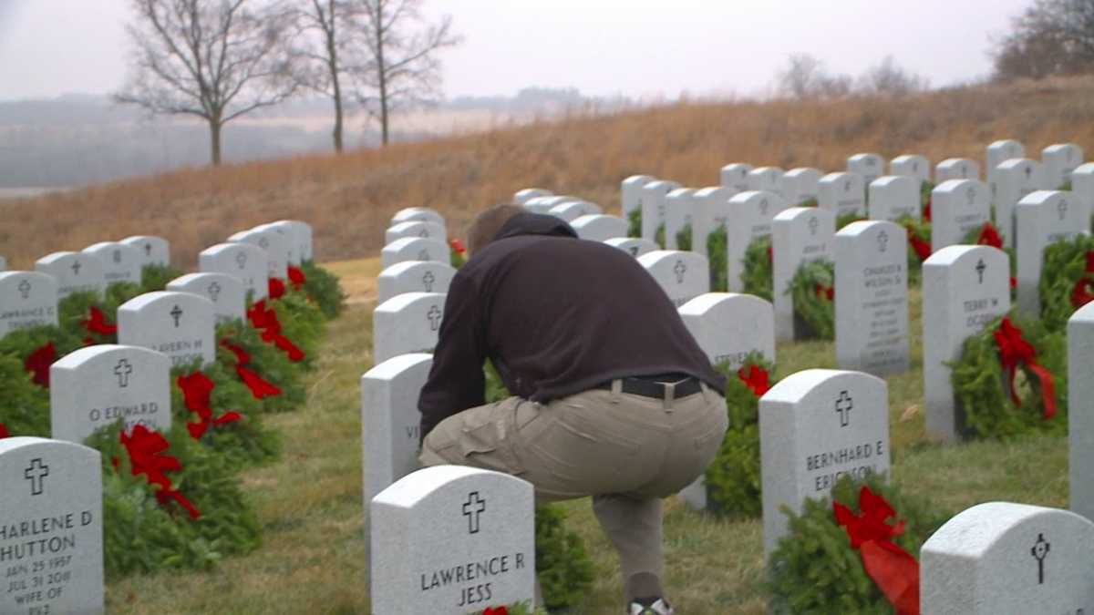 Volunteers decorate veteran cemetery for the holidays