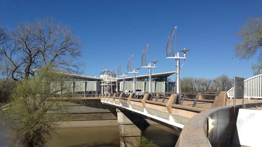 Crews suck muck from Sacramento River pumping plant