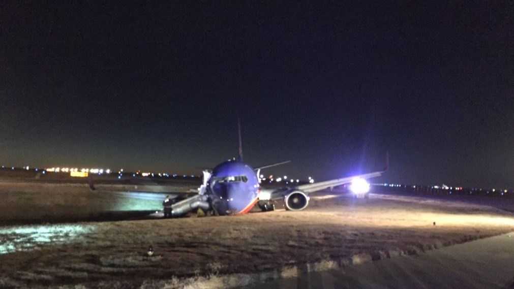 Crash landing Plane goes off runway in Nashville