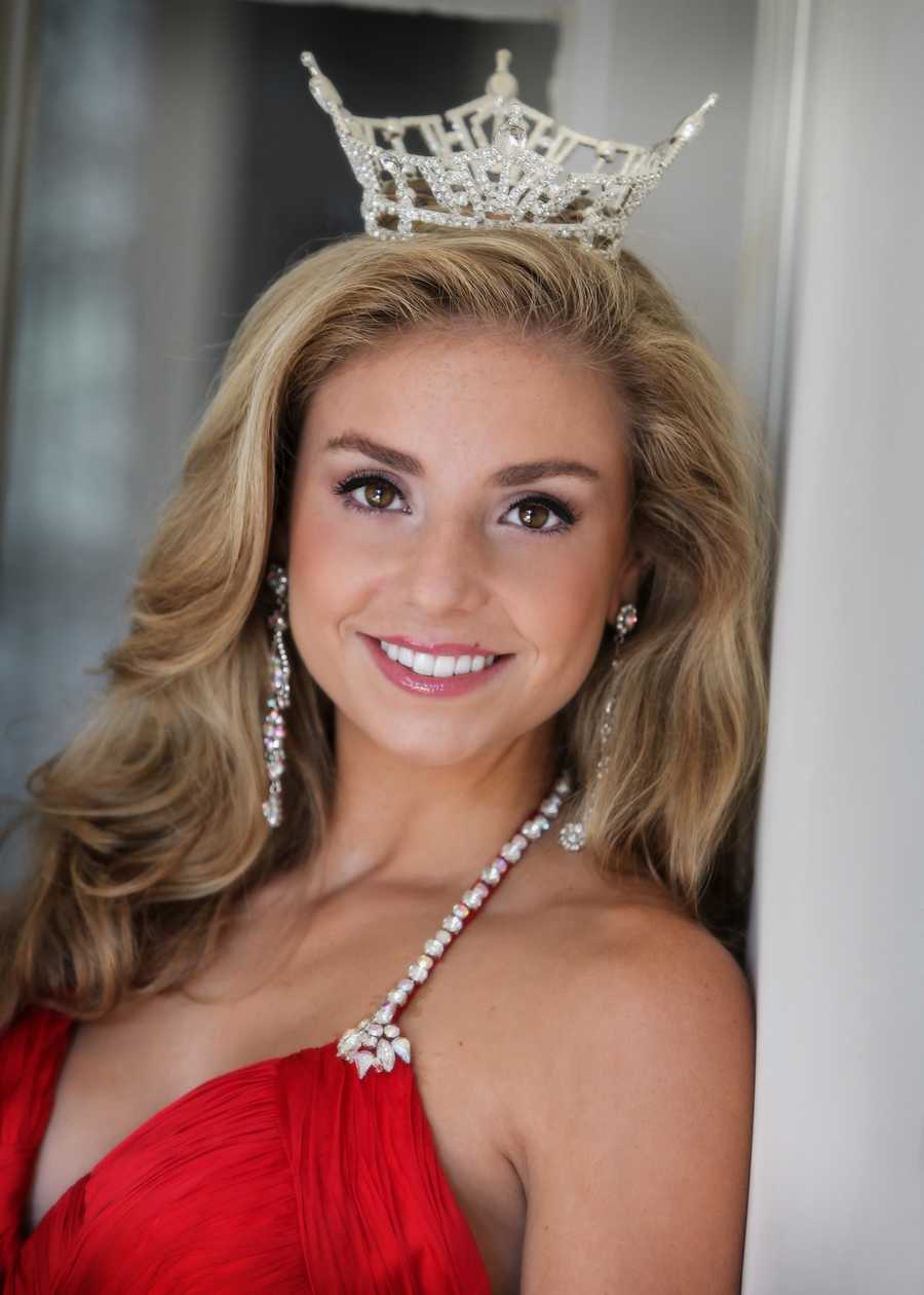 Meet miss. Элизабет Пьер Мисс Массачусетс. Miss Massachusetts. Миссис Массачусетс Интернейшенел Синтия бланк.