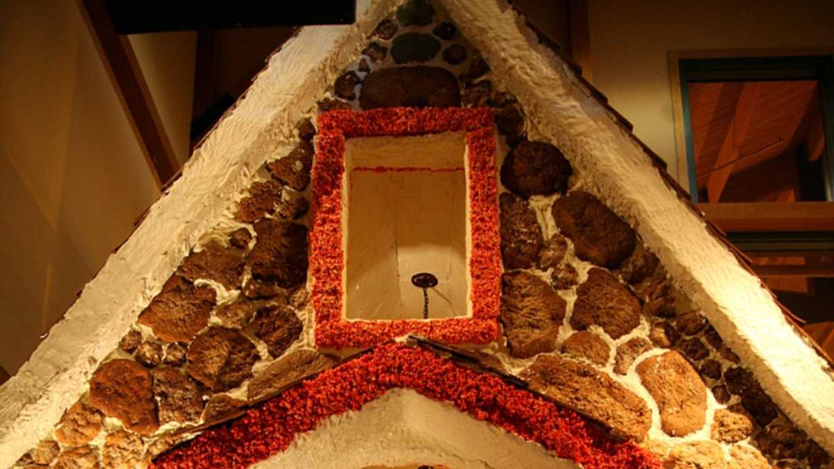 Photos: Eat in giant gingerbread house for a cause