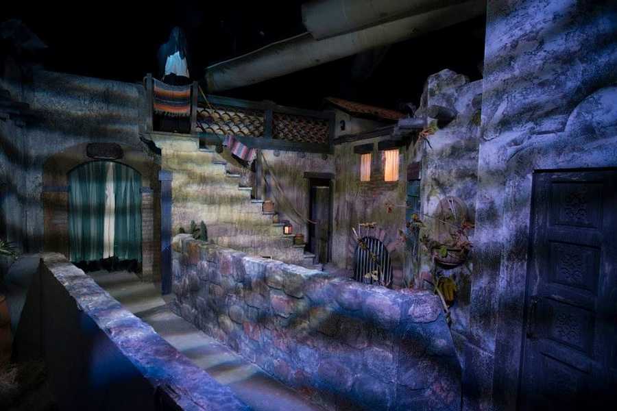 halloween horror nights inside the la llorona haunted house