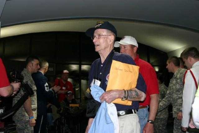 Slideshow: Emotional Reunions As WWII Vets Return Home From Honor Flight