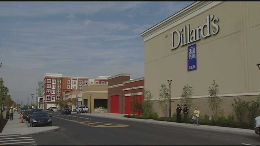 Categories Browse the huge men's shoe collection at Dillard's featuring your favorite brands like Nike, Sperry, Ecco, Merrel and Johnston & Murphy. Find men's sneakers, oxfords, loafers, boat shoes and more.