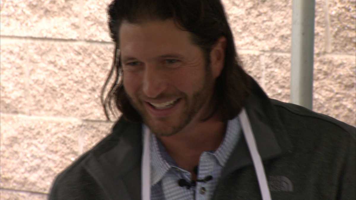 Photos Pirates' Jason Grilli serves grilled cheese at Pittsburgh food bank