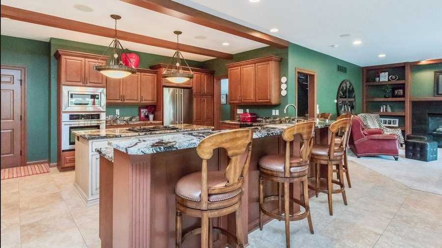 Peek Inside: $800k Home In West Des Moines, Ia