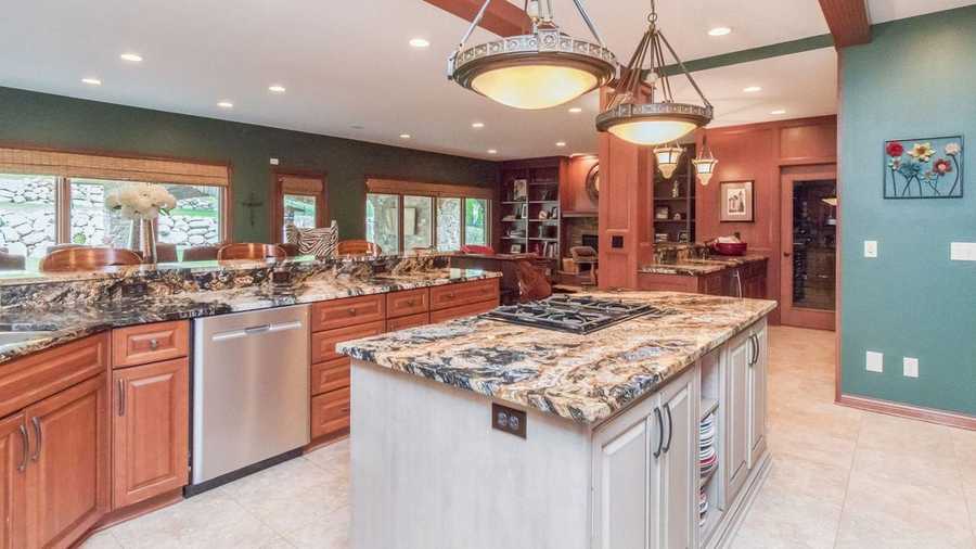 Peek Inside: $800k Home in West Des Moines, IA