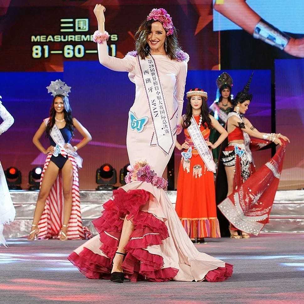 Spanish Miss Universe contestant tries elegant twirl, promptly falls into pool