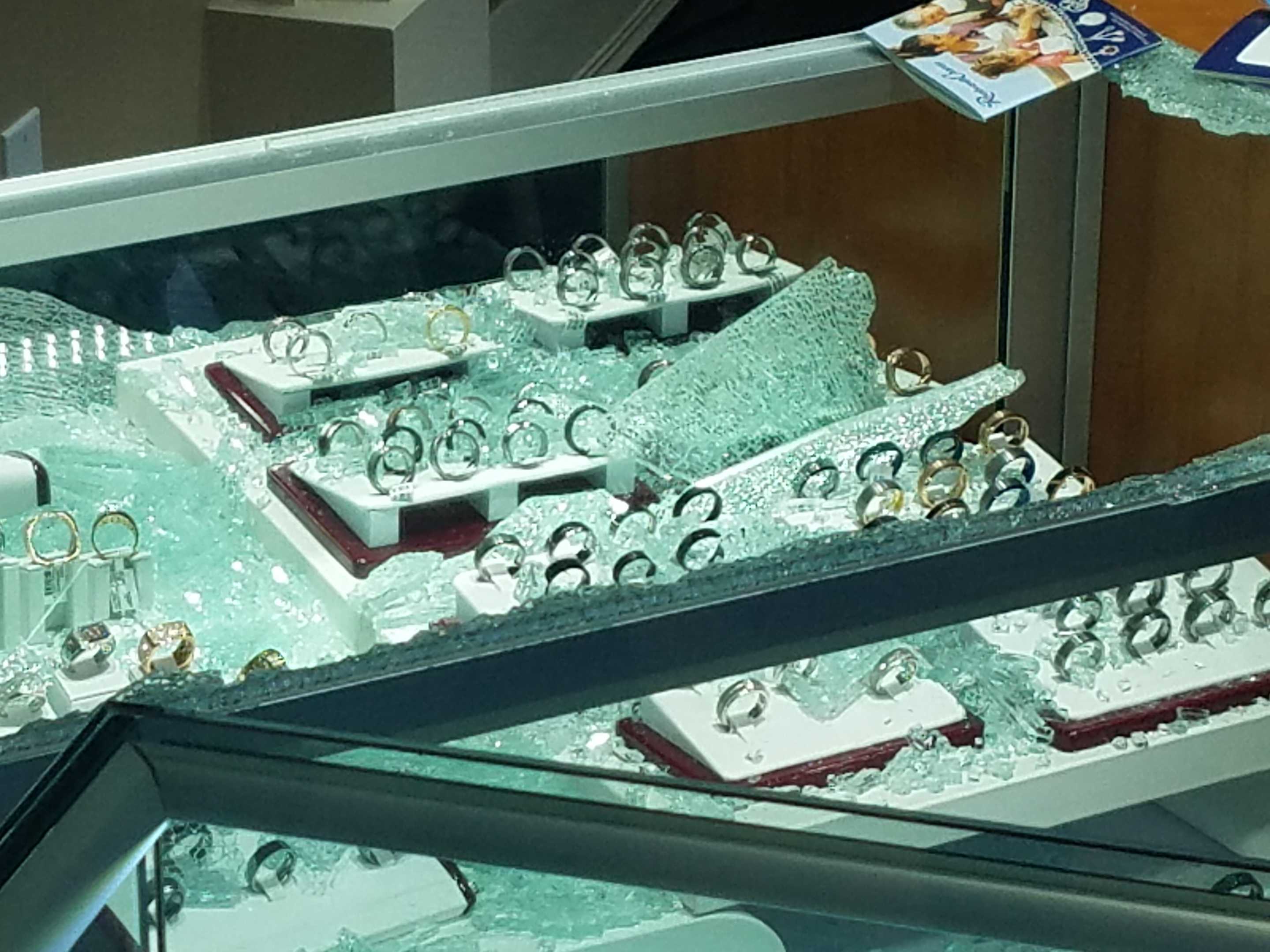 Man smashes Roseville jewelry cases with hammers, leaves jewels untouched