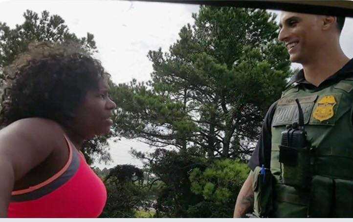 This woman flirting with the police officer who pulled her over is hilarious
