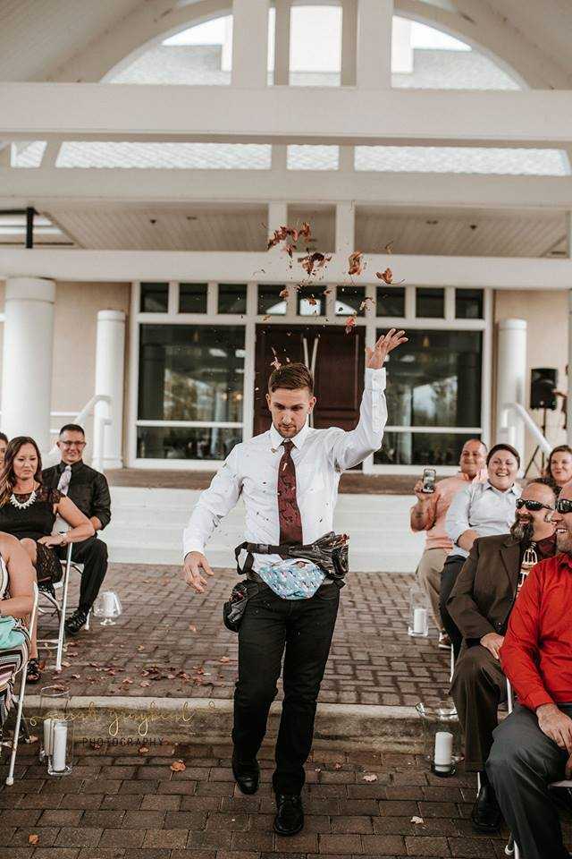 Man wears fanny pack to serve as a flower girl at friend’s wedding and the pics are priceless