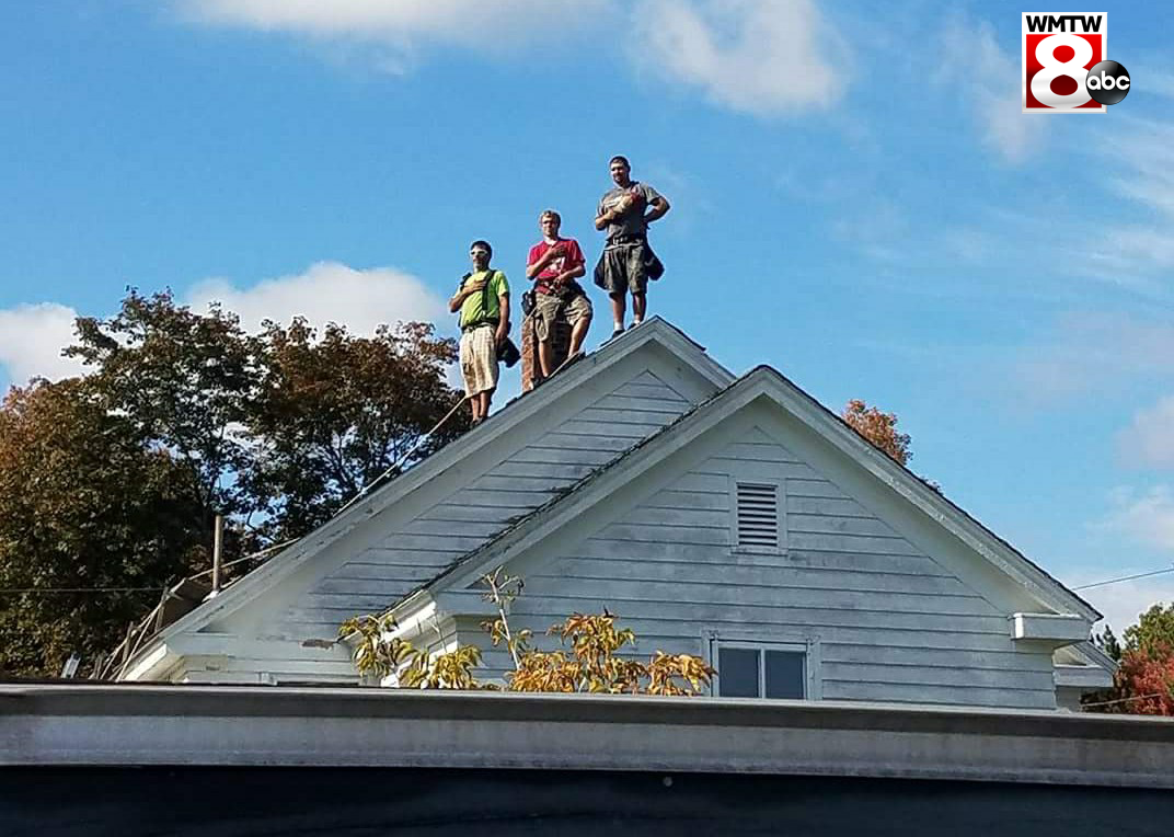 ME roofers stop and stand during national anthem, photo goes viral ME roofers stop and stand during national anthem, photo goes viral