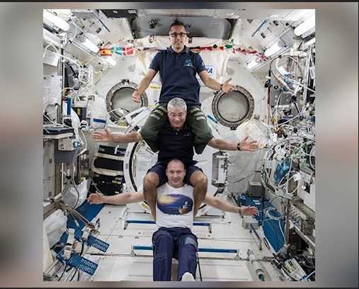 Astronauts aim for icy homecoming after months in space