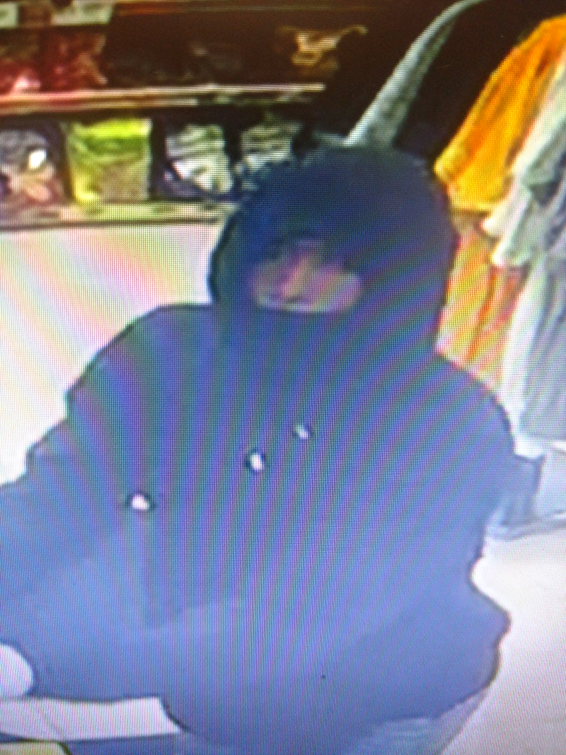 711 clerk stops a robber by reaching for his gun