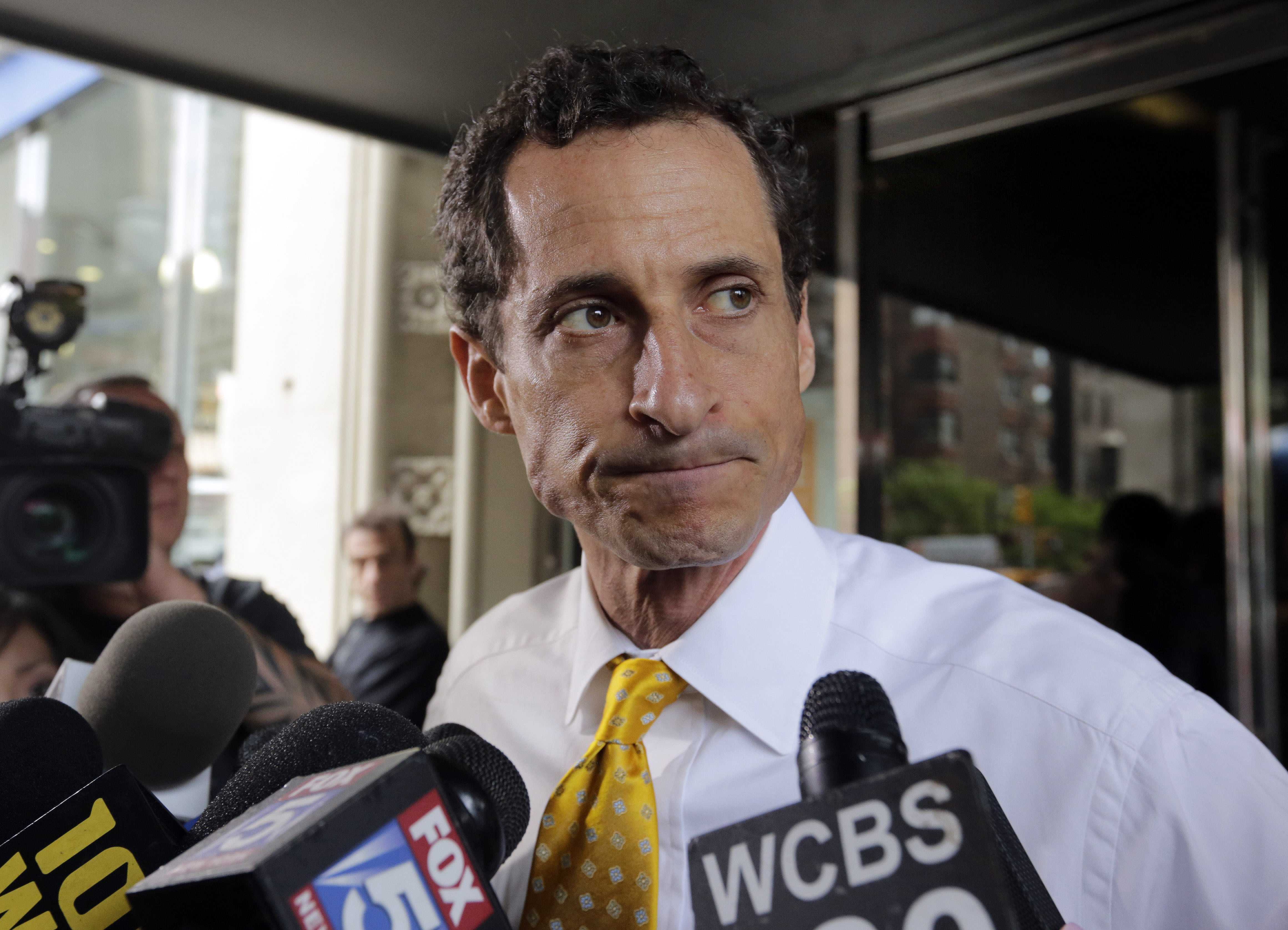 Anthony Weiner reports to prison