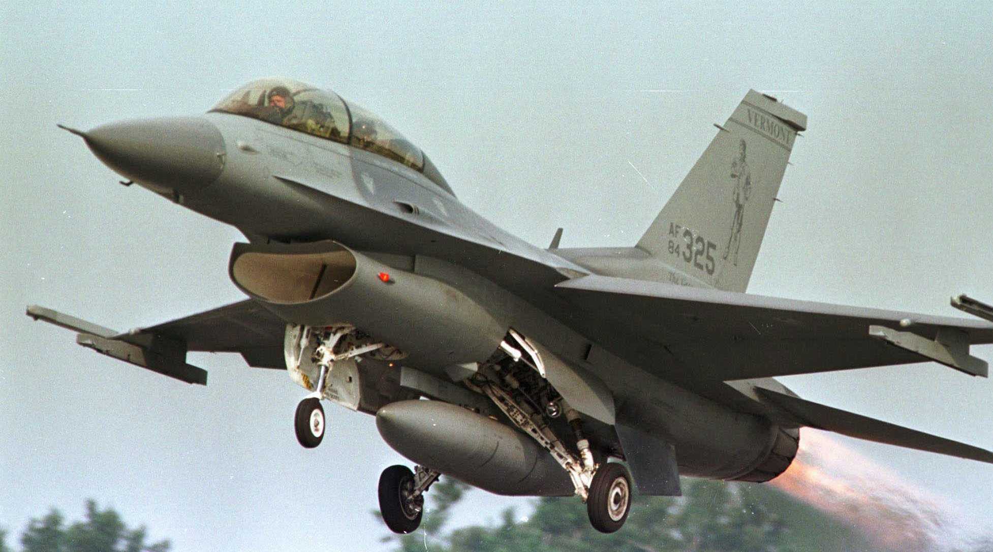 2 injured when USAF Thunderbird jet flips over on landing
