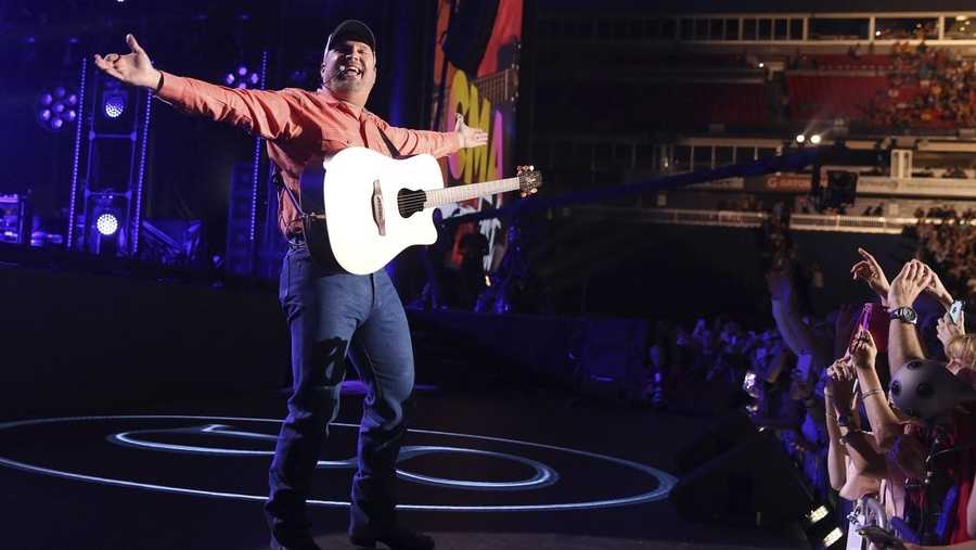 Garth Brooks offers to pay for couple's honeymoon during show