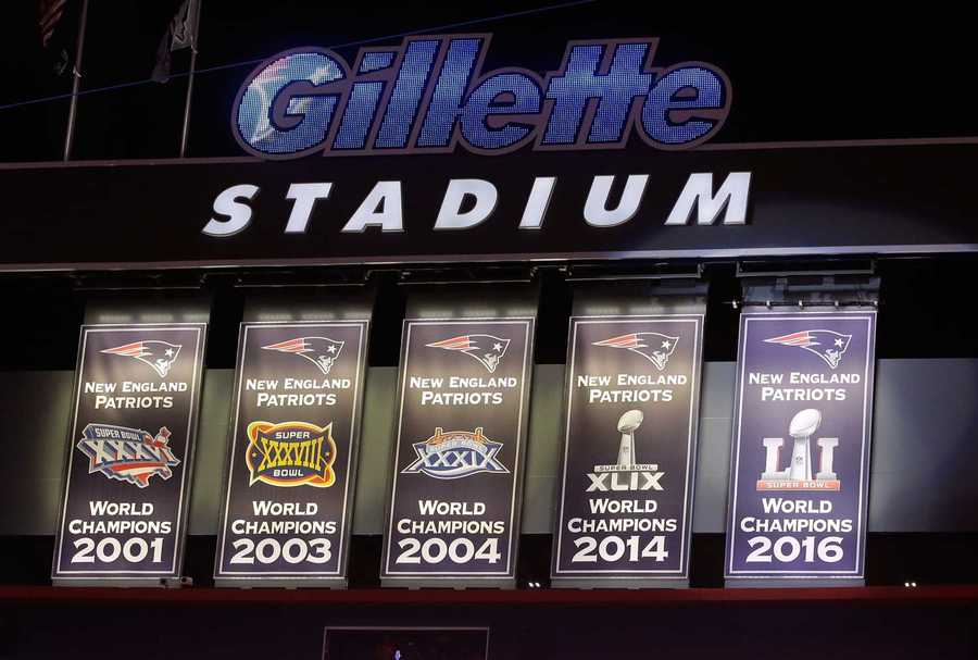 Patriots raise 5th championship banner; Fans boo Roger ...