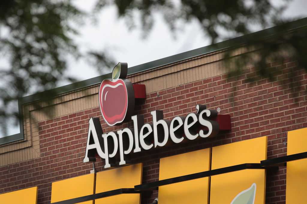 Applebee’s employees fired after women claim they were racially profiled