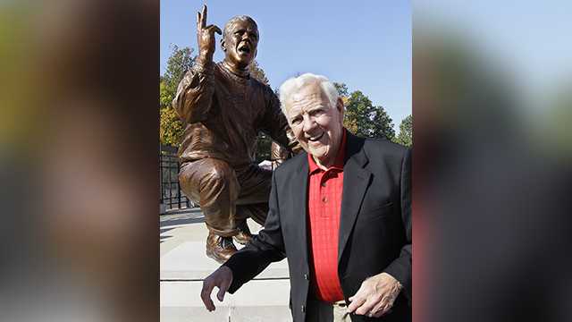 Legendary Notre Dame football coach Ara Parseghian dies at 94