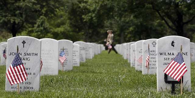 WATCH LIVE: President Trump lays wreath at Tomb of the Unknown Soldier