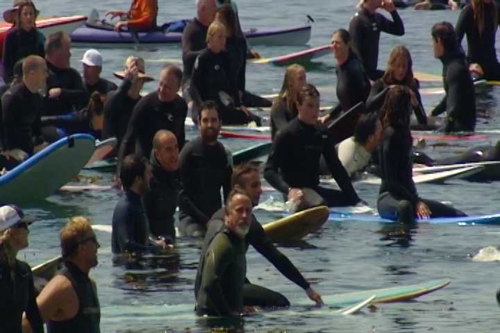 Thousands give grand send off to legendary surfer