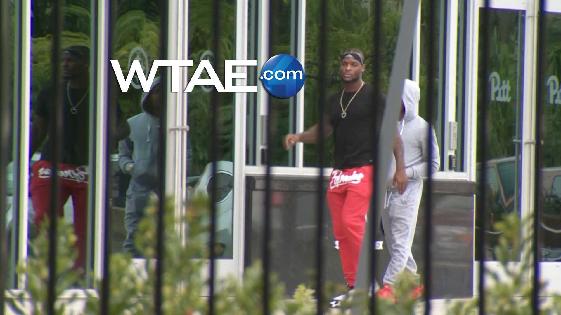 Le'Veon Bell shows up at #Steelers HQ after skipping training camp and preseason games