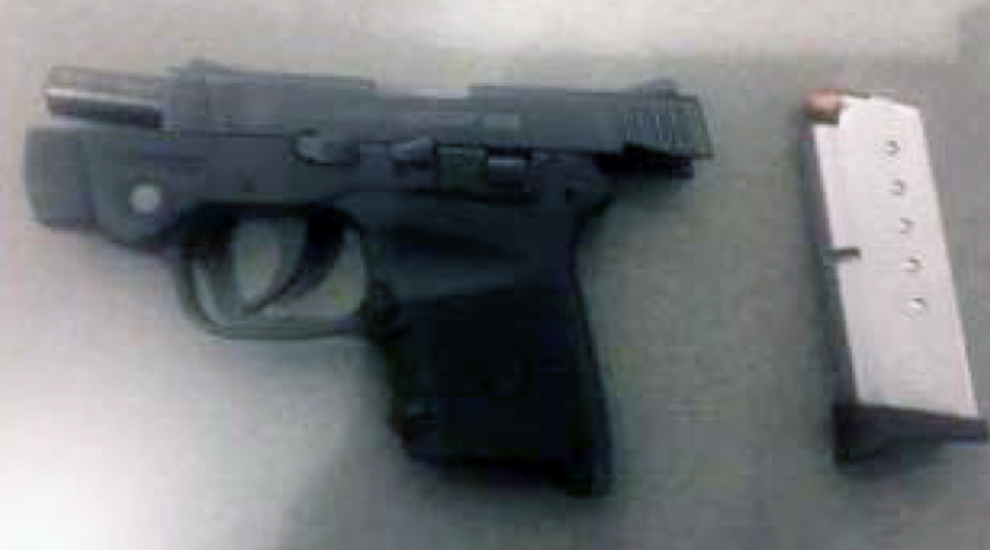 Woman stopped at airport with loaded gun Woman stopped at airport with loaded gun