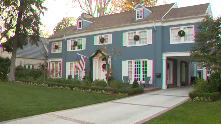 Blue house from 'Lady Bird' draws fans to California neighborhood