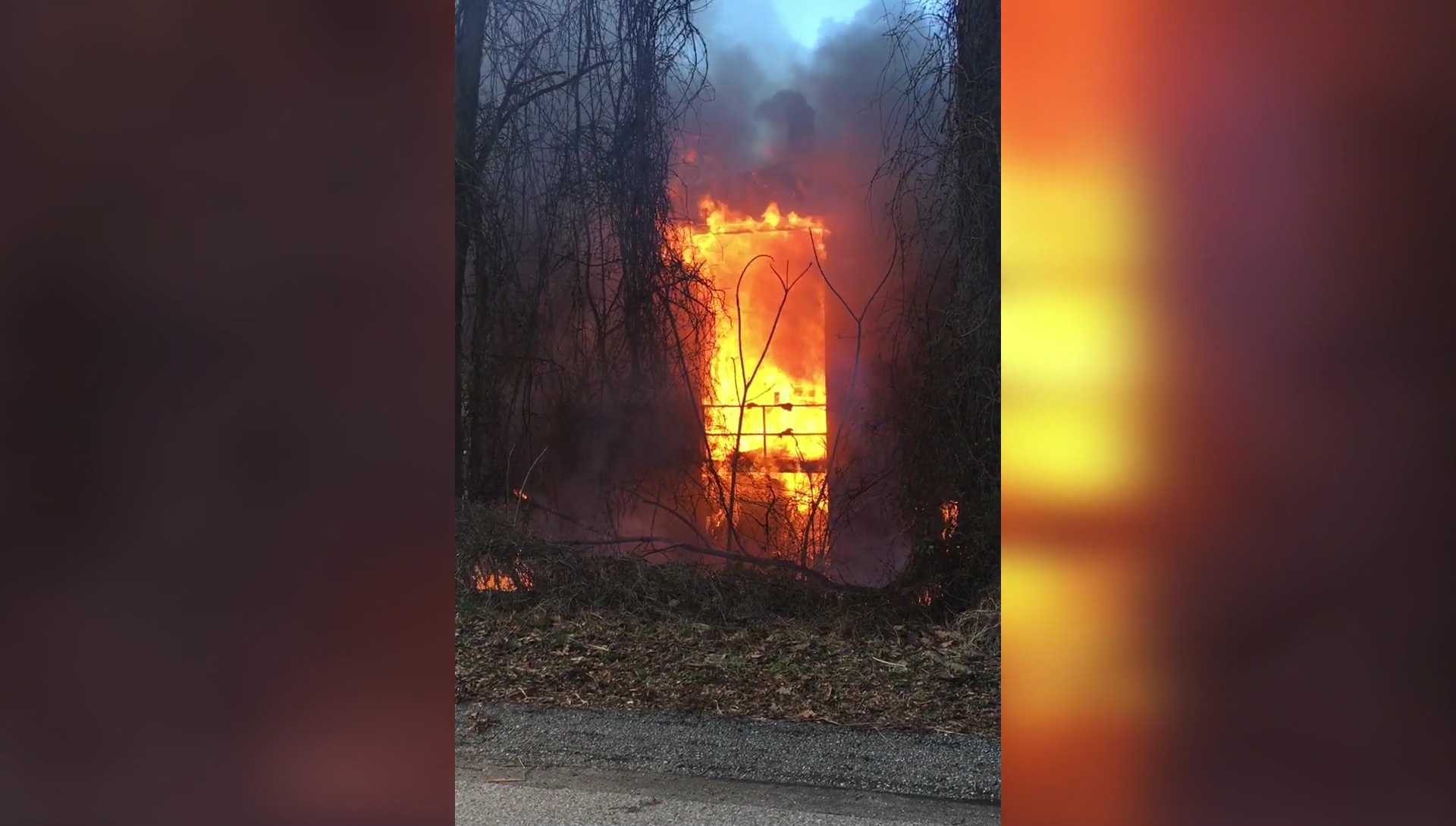 Large flames tear through Brentwood apartment building
