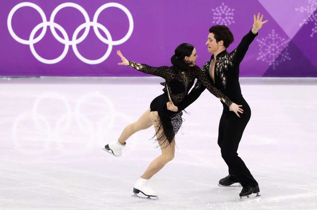 Figure skating: Record-breaking Virtue, Moir dance into first place