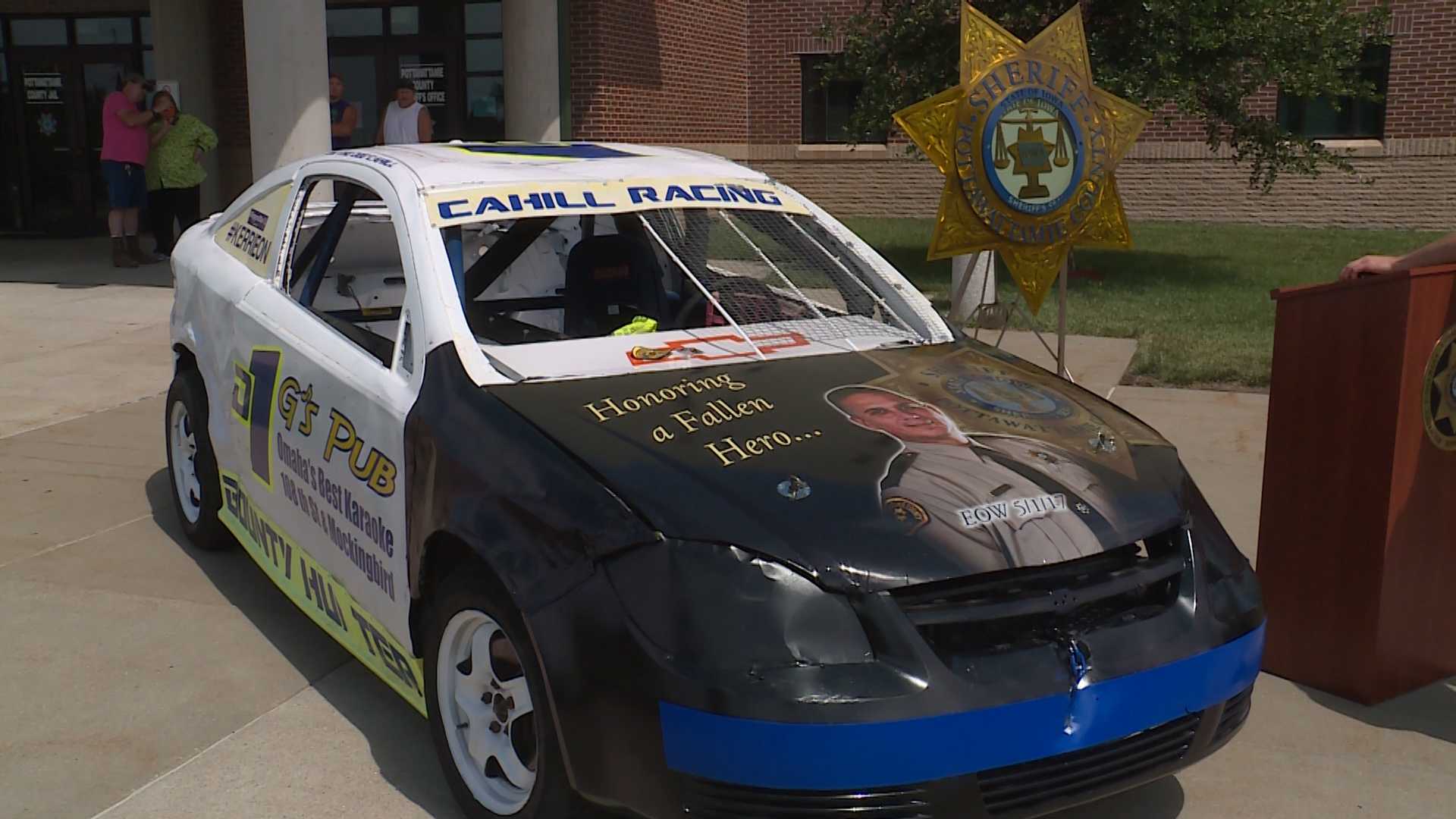 Racecar driver honors fallen deputy, friend
