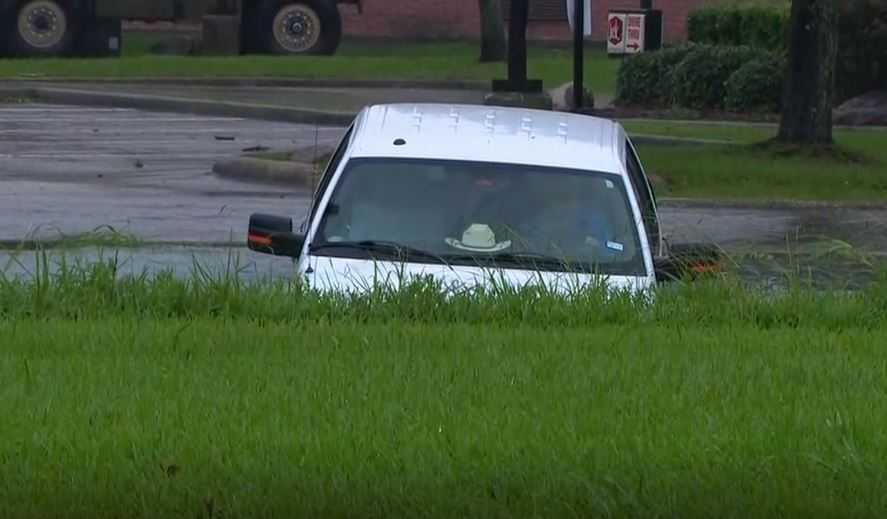 Reporter makes impromptu rescue in Harvey floodwaters