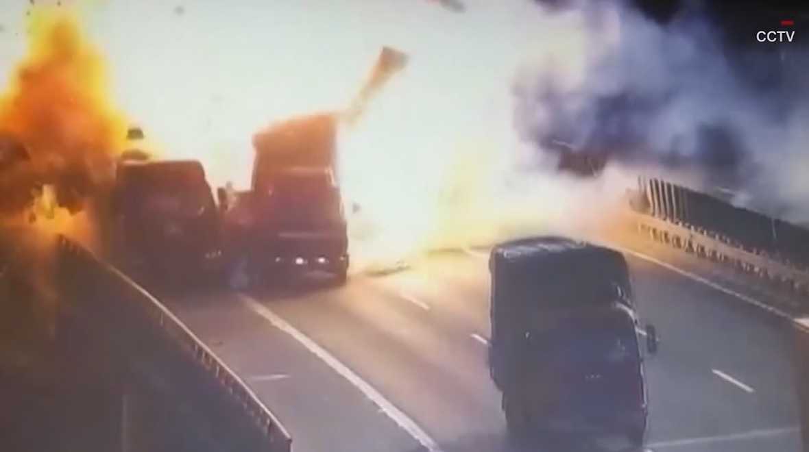 Crash triggers massive explosion on Chinese highway