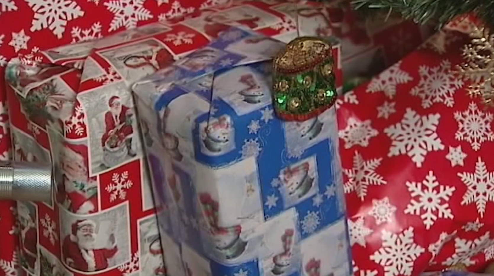 Officer learns boy selling cans to buy mom Christmas gift, steps up to help